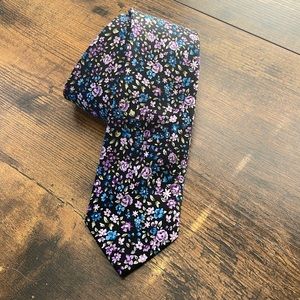 EUC Pierre Cardin Men Tie 100% Polyester Pointed purple/blue floral  57”x 3”